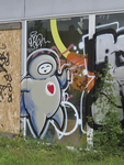 908264 Afbeelding van het graffitifiguurtje 'The Friendly Hero' van Mr. Kubus, op de zijgevel van een gesloten loods ...